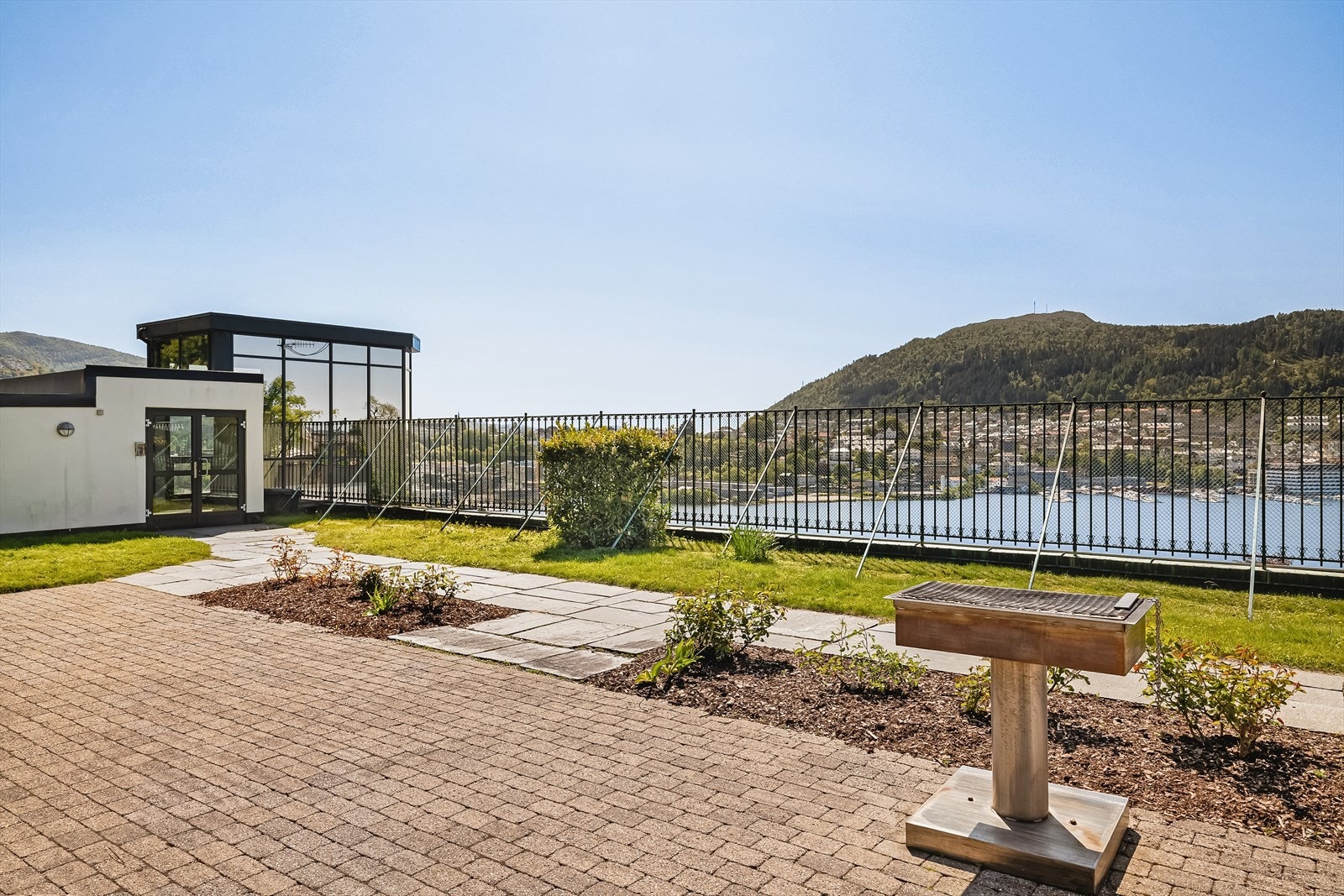 Med heisadkomst hele veien opp - et perfekt sted for å nyte solrike dager og hyggelige kvelder. Galleribilde