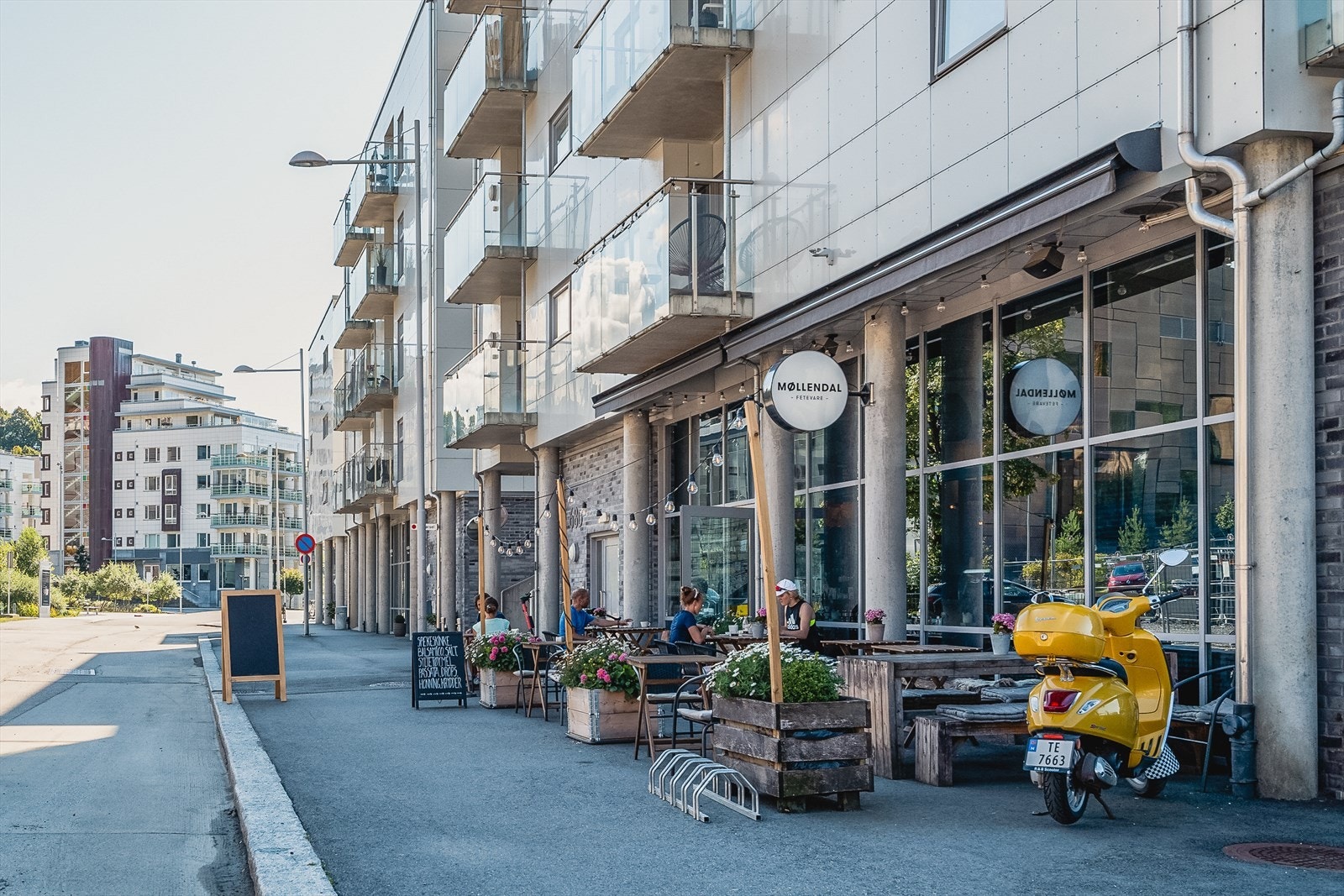 Dette er et område som virkelig gir deg det beste av byliv og rekreasjon - her kan du starte dagen med en kaffekopp på et lokalt bakeri, ta deg et forfriskende bad i sjøen, og avslutte kvelden på en av byens mange spisesteder. Galleribilde