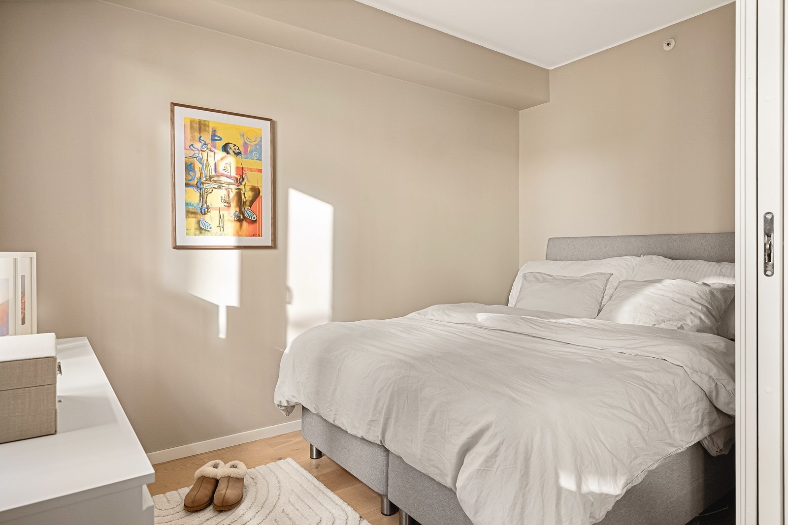 De lyse overflatene og den gode romfølelsen gjør det enkelt å innrede etter behov. Galleribilde