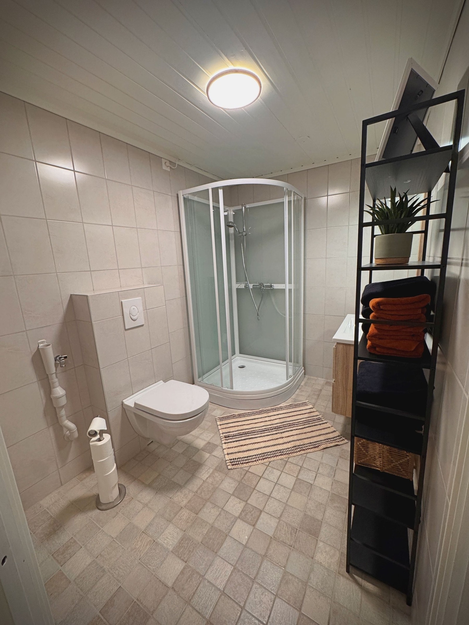 Opplegg for vaskemaskin på bad Galleribilde