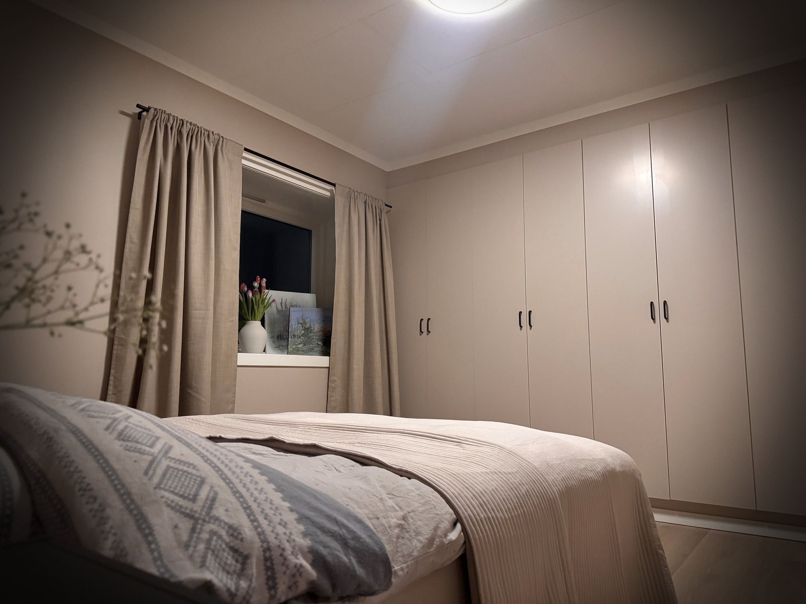 Hoved soverom med stor garderobe Galleribilde