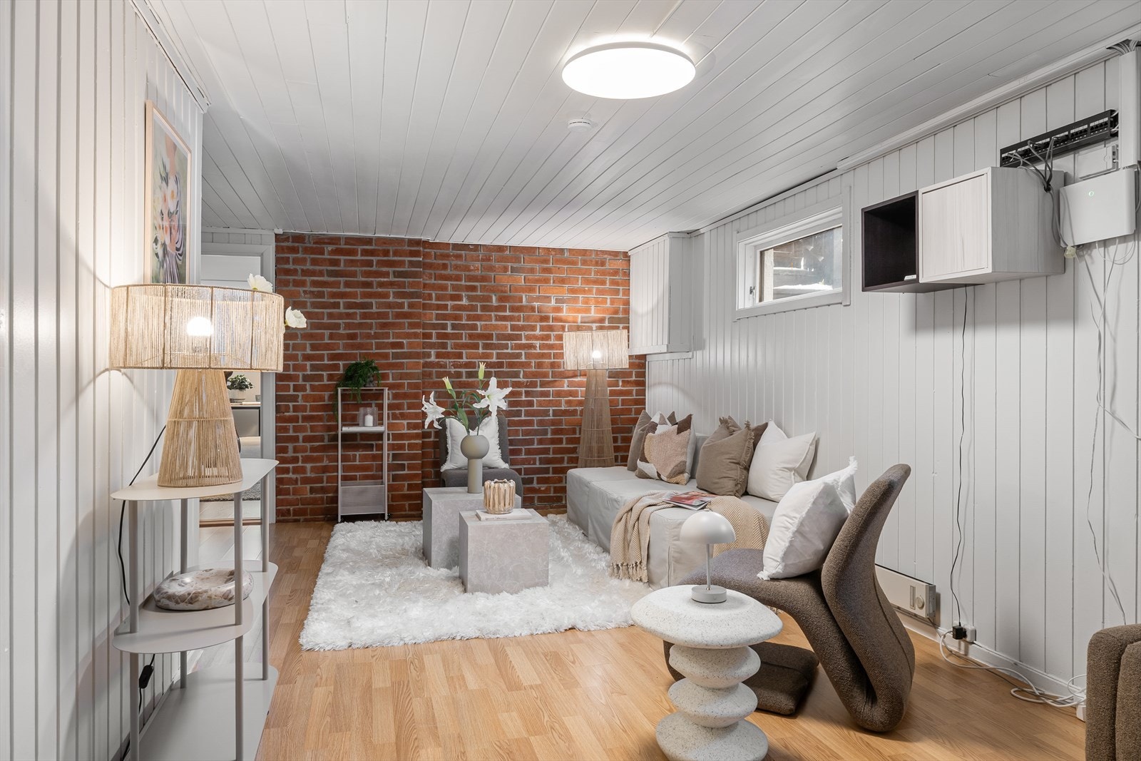 Kjeller er innredet i senere tid og omgjort fra tilleggsdel til hoveddel- bruksendringene er ikke godkjent av kommunen. Galleribilde