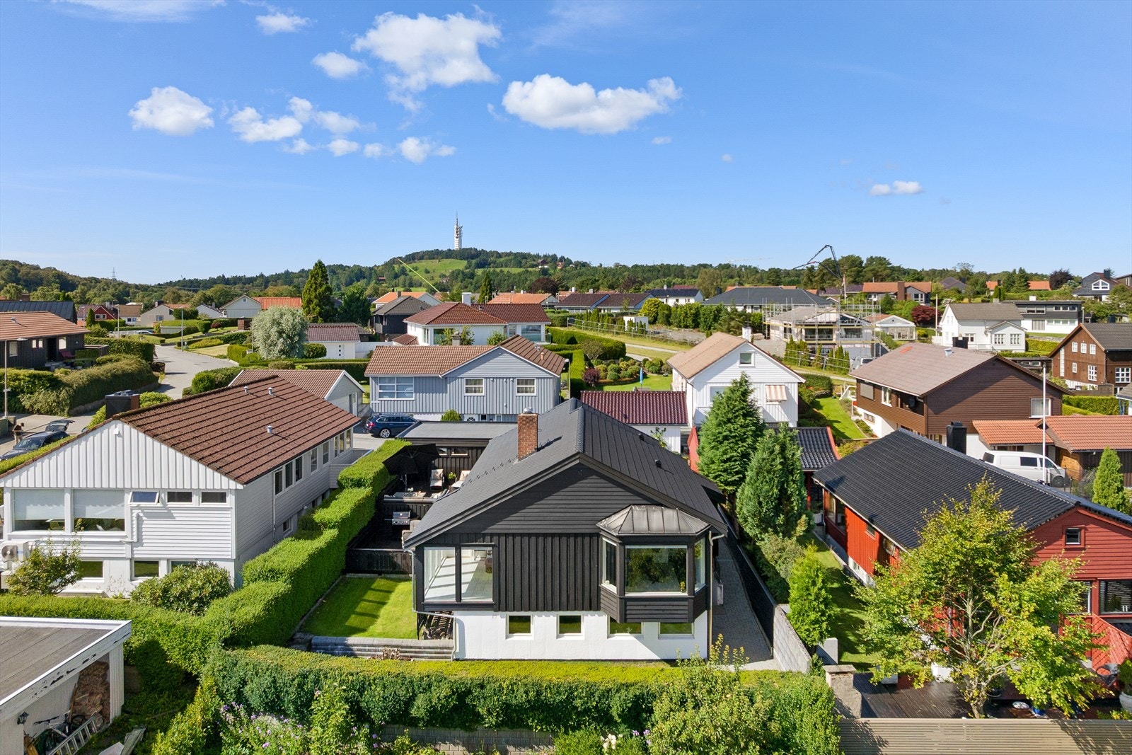 Enebolig i hyggelig og veletablert nabolag med gode solforhold. Galleribilde