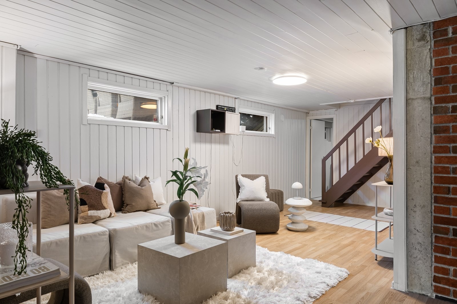 Det gjøres oppmerksom på at kjellerstue, soverom, bad og kontor ikke er godkjent rom for varig opphold. Galleribilde