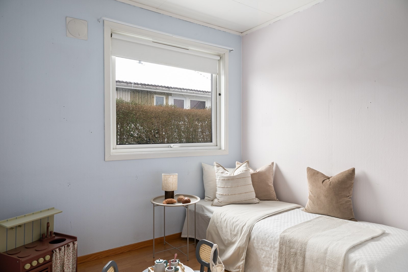 Lyst og trivelig soverom med vindu som gir godt dagslys. Egner seg fint som barnerom, gjesterom eller hjemmekontor. Galleribilde