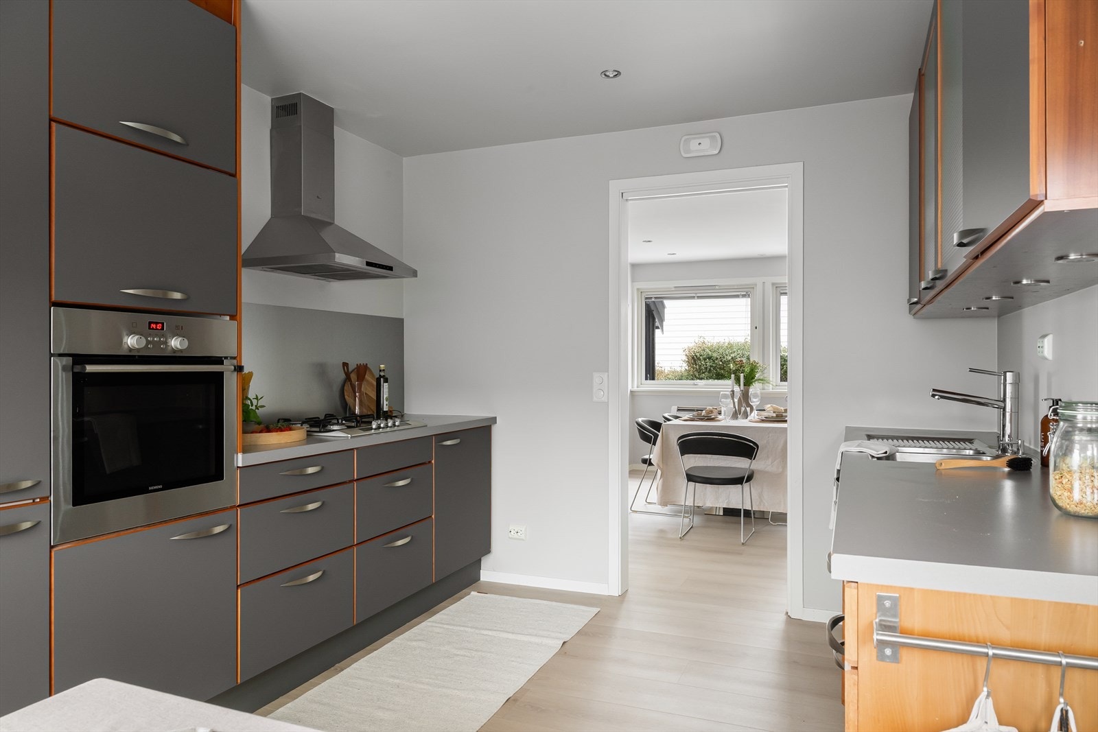 Lys og hyggelig spiseplass i tilknytning til kjøkkenet. Galleribilde