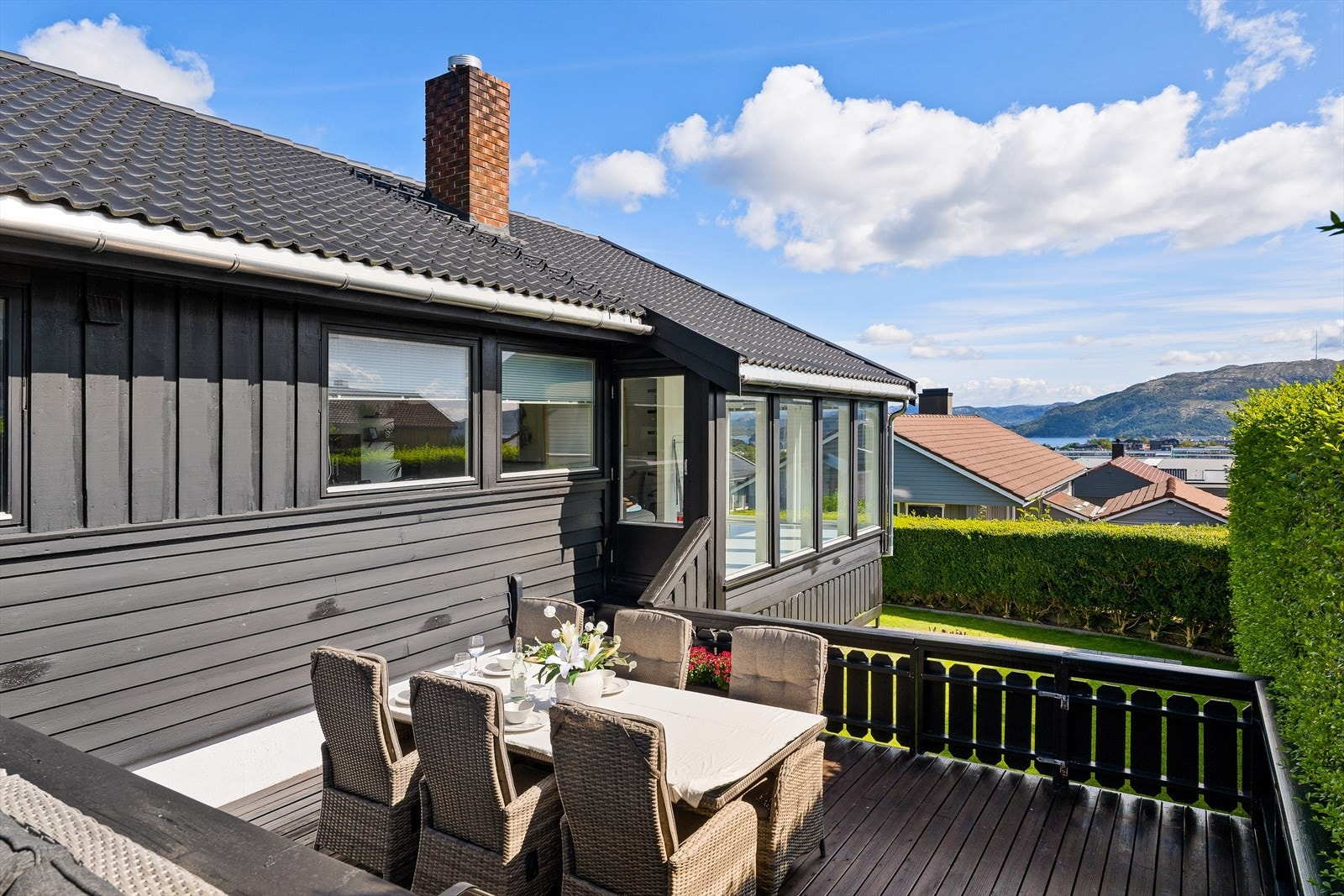 God plass til langbord, perfekt for sosiale sammenkomster. Galleribilde