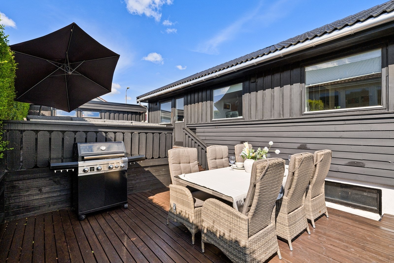 God plass til spisegruppe og grill. Perfekt for hyggelige måltider og sosiale sammenkomster gjennom sommerhalvåret. Galleribilde