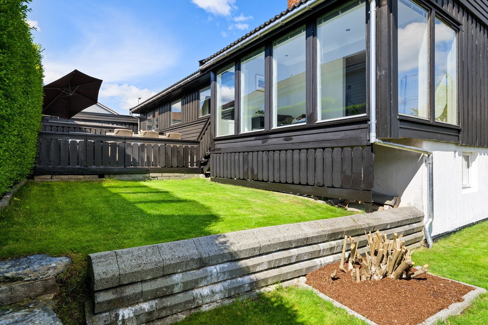 Solrik og skjermet hage med plen og direkte adkomst til terrasse. Galleribilde