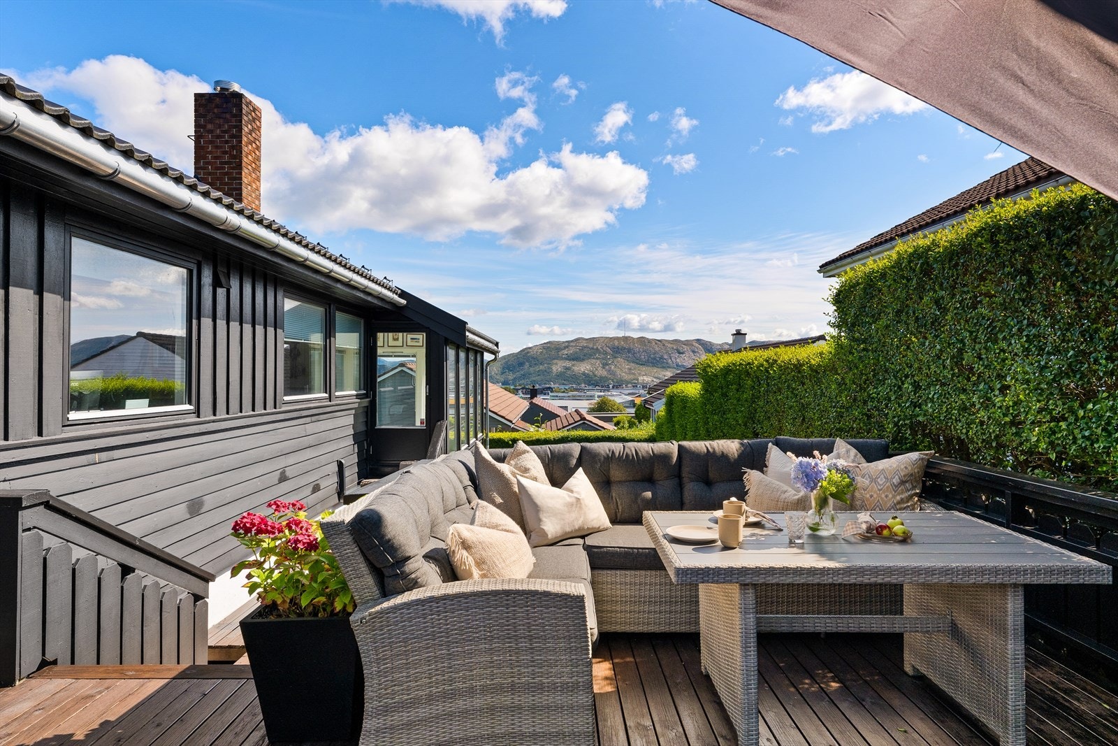 Stor og solrik terrasse med god plass til sittegruppe og spisebord. Galleribilde