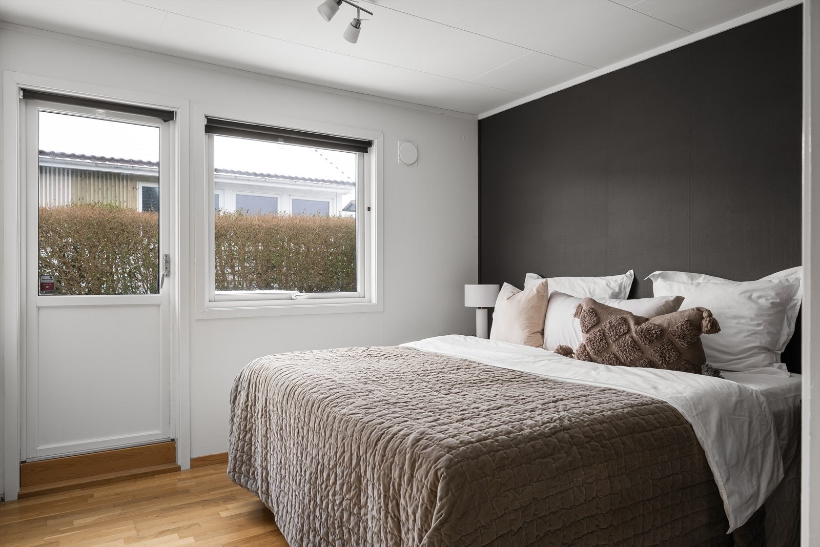 Romslig hovedsoverom med plass til dobbeltseng og direkte utgang til terrassen. Galleribilde