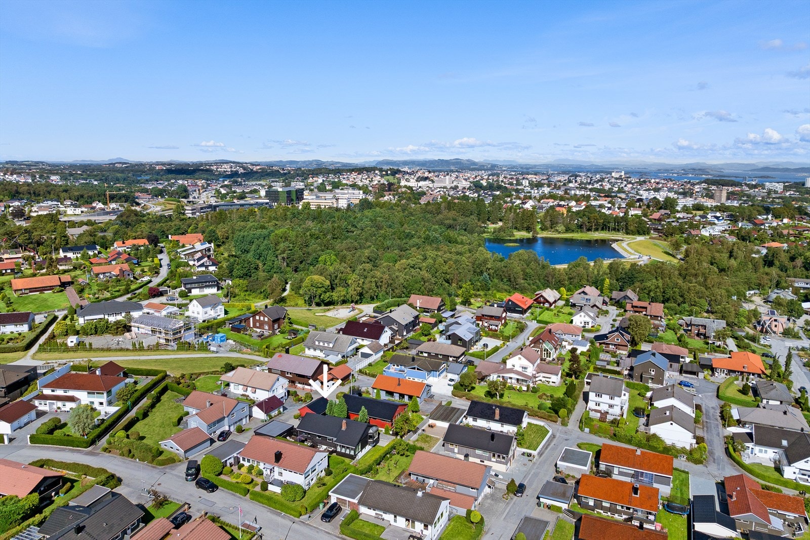 Boligen ligger fint til med nærhet til grøntområder, turstier og kort vei til Stavanger sentrum. Galleribilde