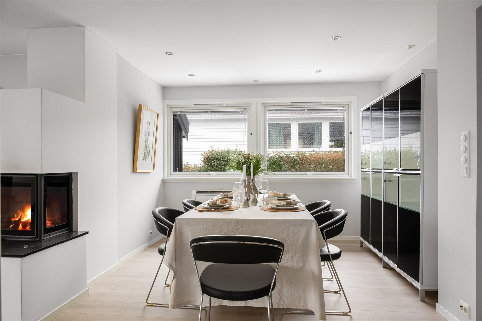 Lys og innbydende spiseplass med god plass til langbord. Galleribilde