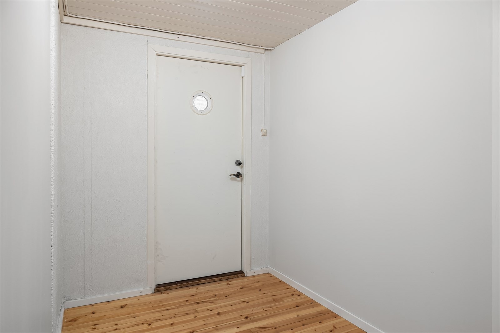 Bi-inngang kjeller. Galleribilde