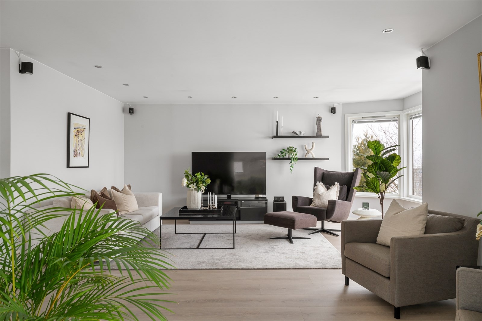 Lys og romslig stue med store vindusflater og en behagelig, luftig romfølelse. Galleribilde