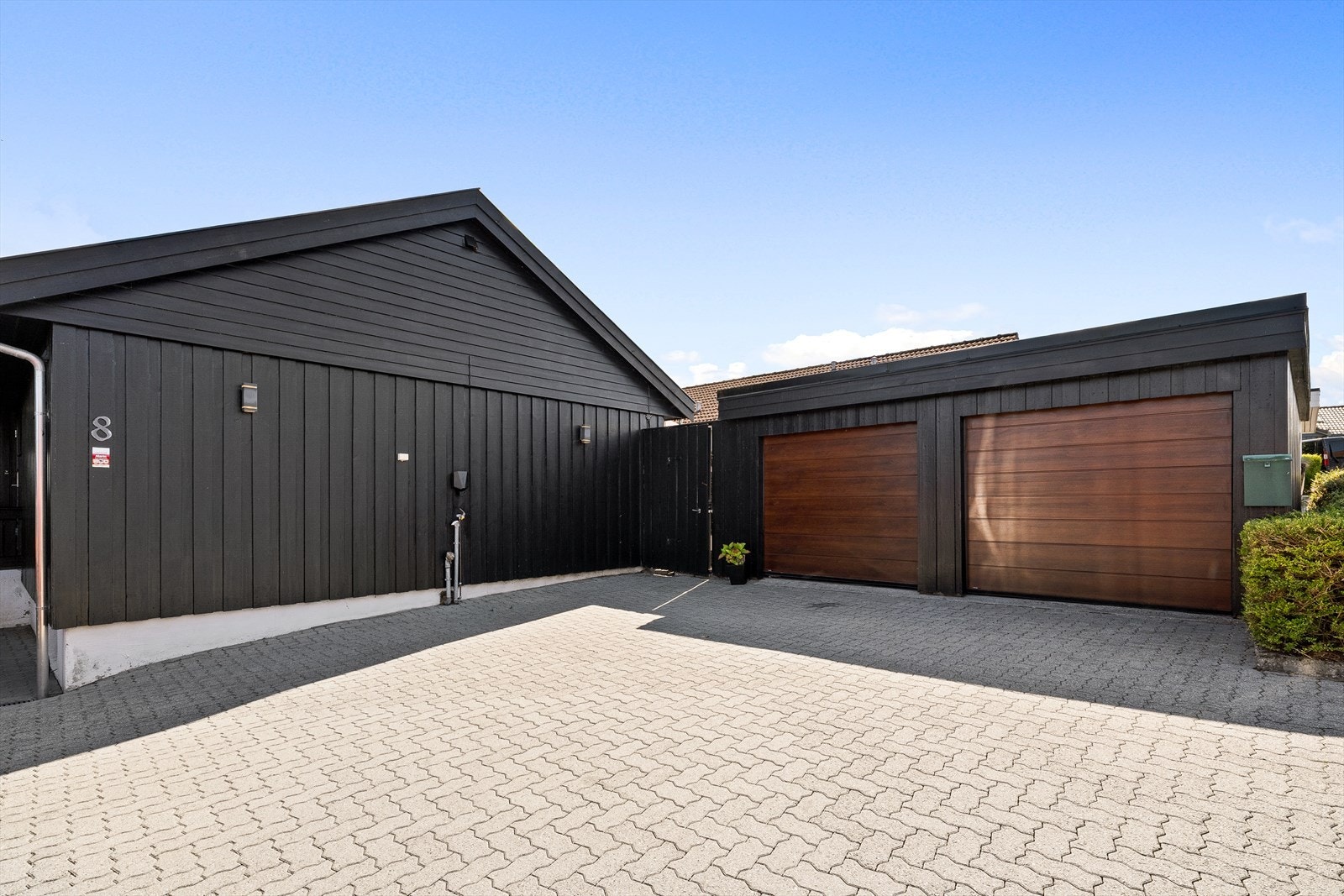 Dobbel garasje og romslig gårdsplass med plass til flere biler. Galleribilde