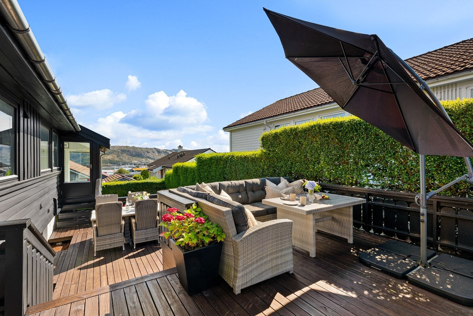 Skjermet og privat uteplass med flotte solforhold og nydelig utsyn. Galleribilde