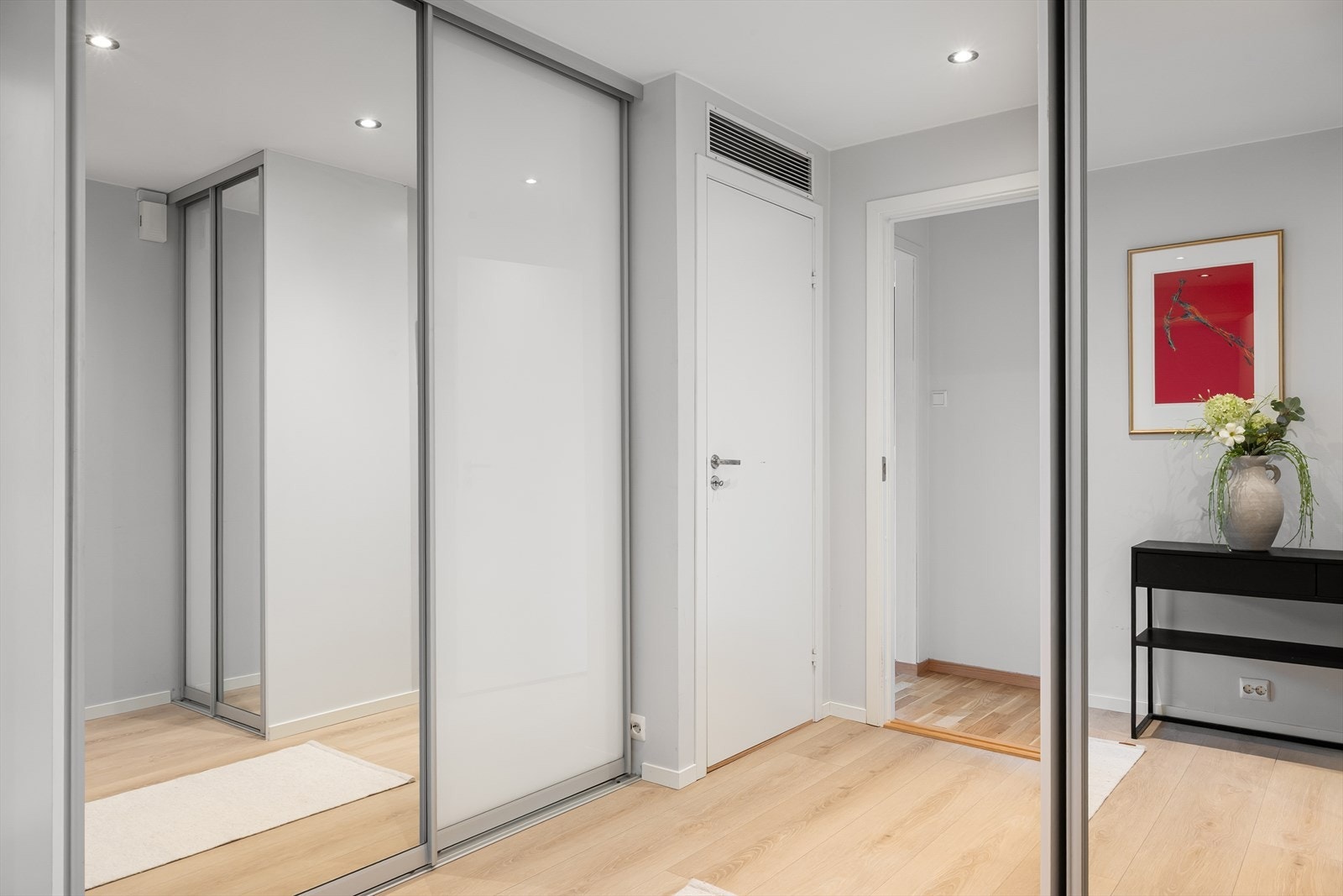 Romslig entré med god oppbevaringsplass i skyvedørsgarderobe. Galleribilde