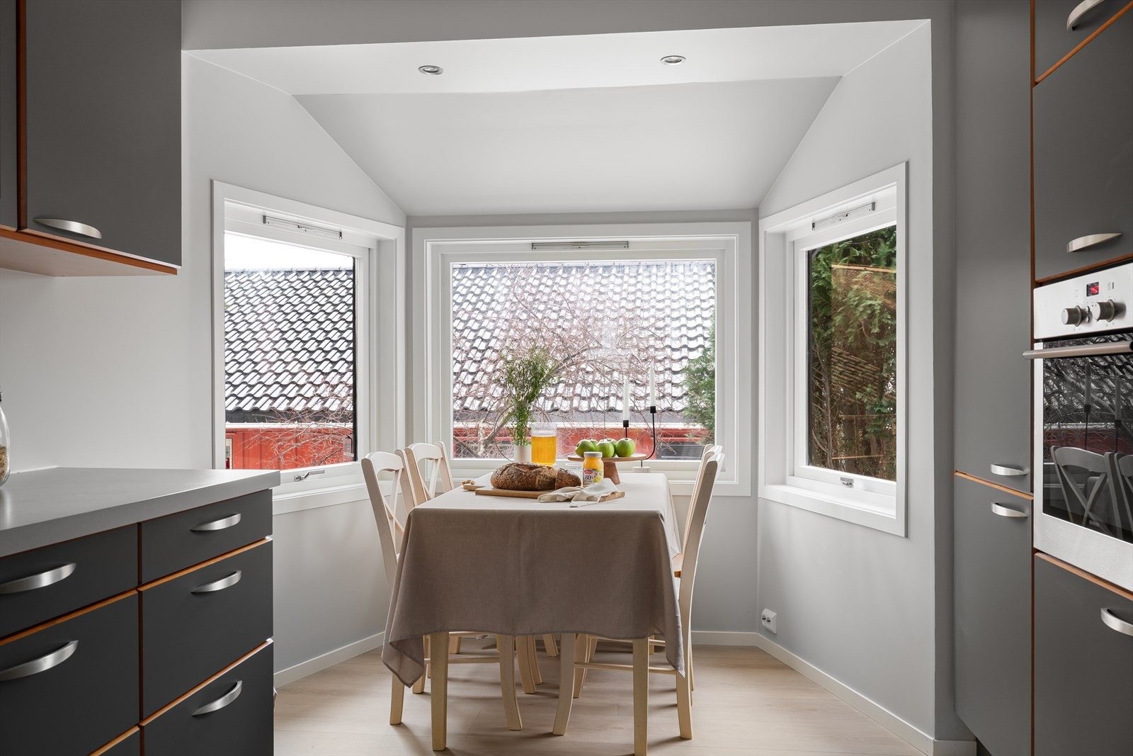 Lys og hyggelig spiseplass i tilknytning til kjøkkenet. Galleribilde