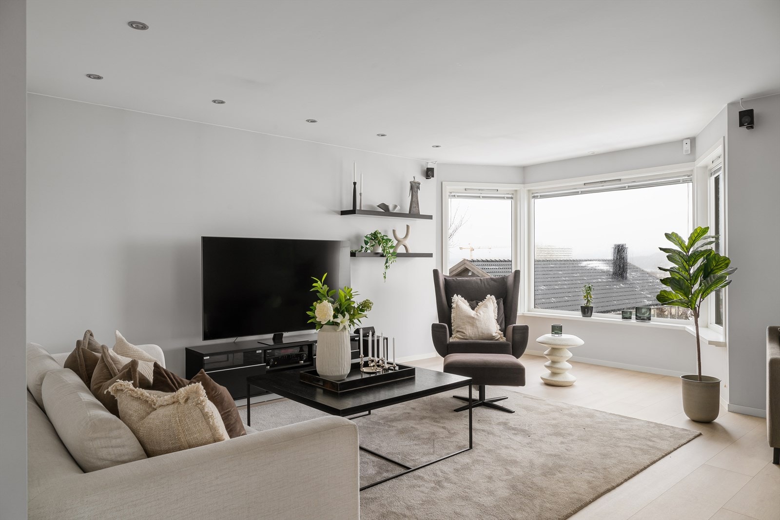 Romslig TV-stue med store vindusflater og god møbleringsfrihet. Galleribilde