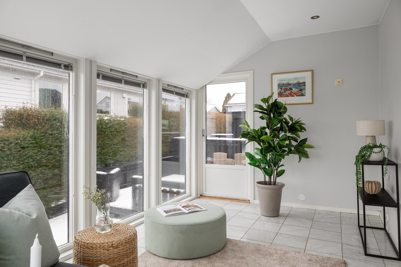 Lys og trivelig vinterhage med store vindusflater og direkte utgang til terrasse. Galleribilde