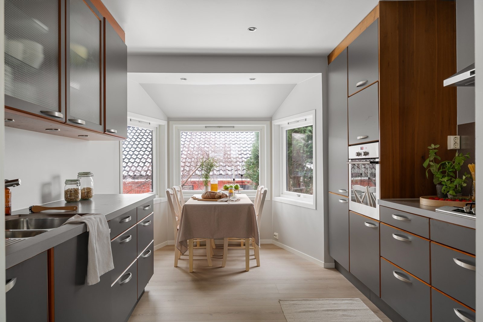 Tidløst kjøkken med god oppbevaringsplass, effektiv arbeidsflyt og integrerte hvitevarer. Galleribilde