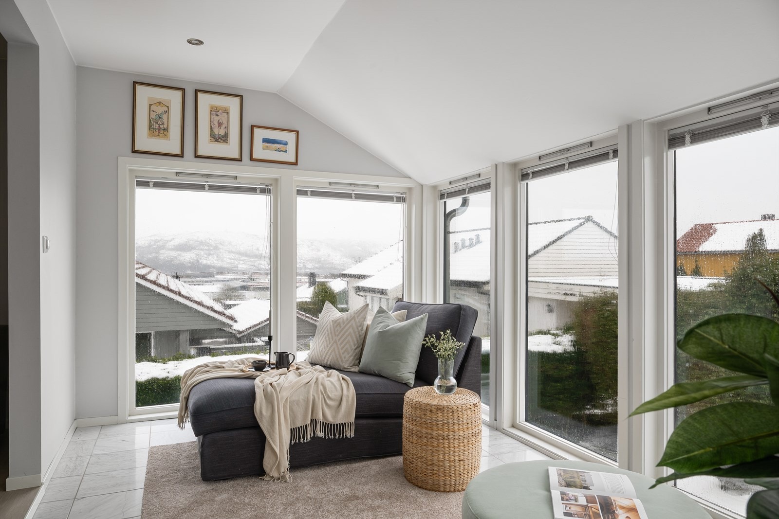 Rikelig med lysinnslipp og panoramafølelse. En perfekt sitteplass for morgenkaffen. Galleribilde