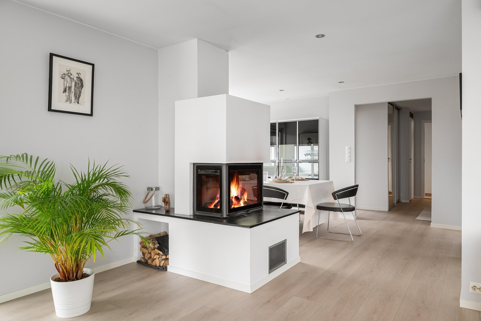 Moderne peis sentralt plassert i oppholdsrommet gir både varme og stemning. Galleribilde