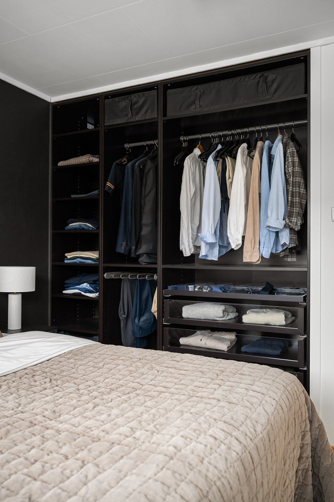 Praktisk og romslig garderobeløsning med god oppbevaringsplass og oversiktlig innredning. Galleribilde