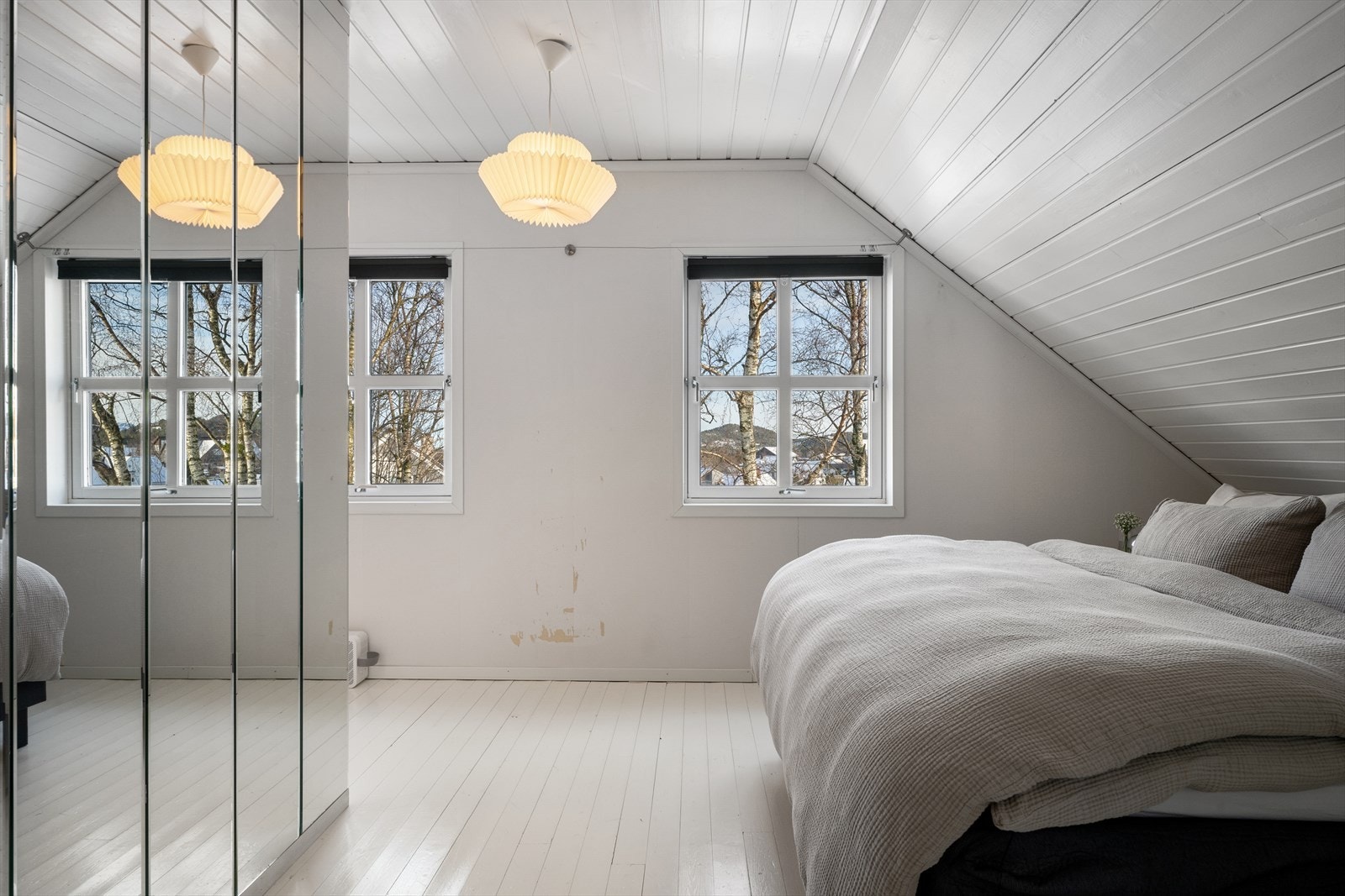 Stort og romslig hovedsoverom med god plass til både seng og garderobeskap. Galleribilde