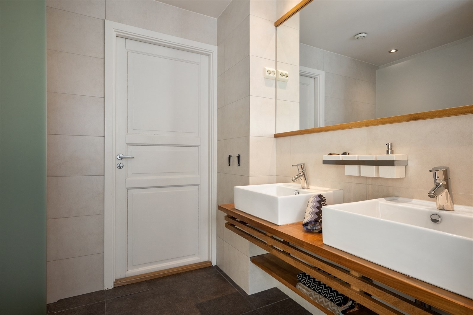 Badet i hovedetasjen har flislagte vegger og gulv med elektriske varmekabler som gir en behagelig varme. Galleribilde