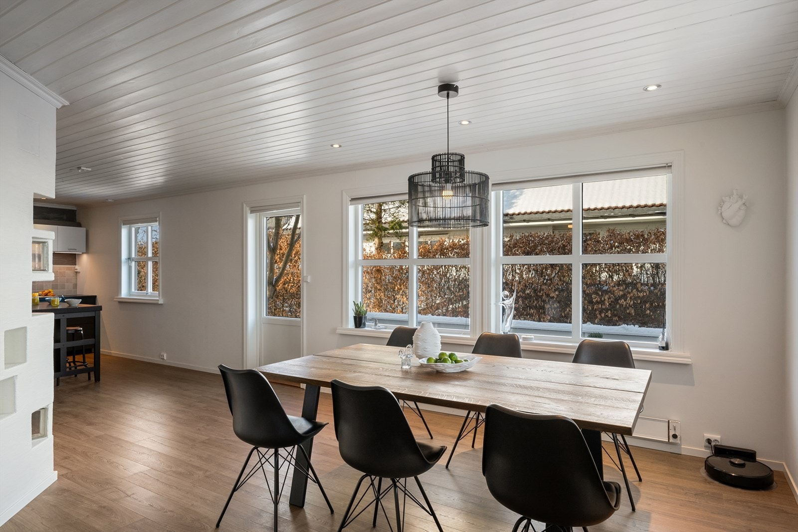 Stuen er lys og luftig, med store vindusflater som skaper et fantastisk lysinnslipp. Galleribilde