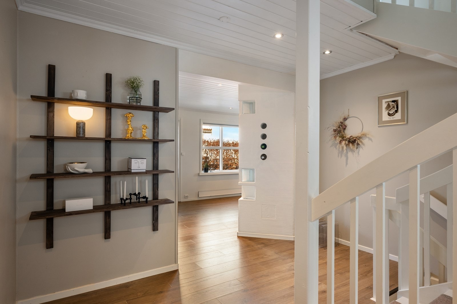 Fra entreen ledes du videre inn til boligens hjerte - den åpne stue- og kjøkkenløsningen. Galleribilde