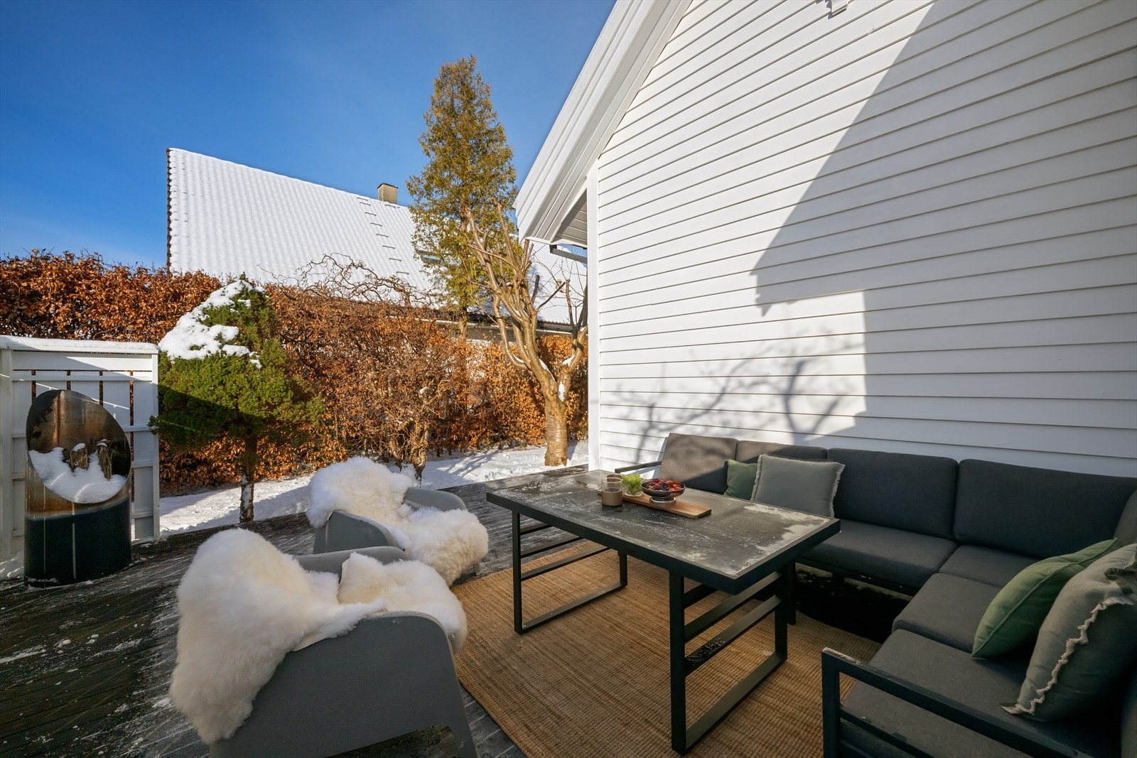 Eiendommen byr på en nydelig hage og uteområde med lune, solrike kroker og flere flotte uteplasser. Galleribilde