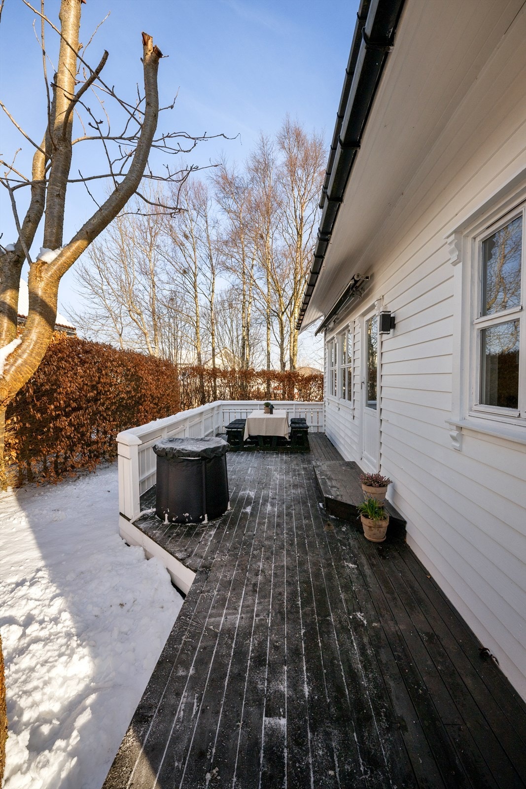 Fra stuen har du direkte utgang til en solrik terrasse med flere soner. Galleribilde