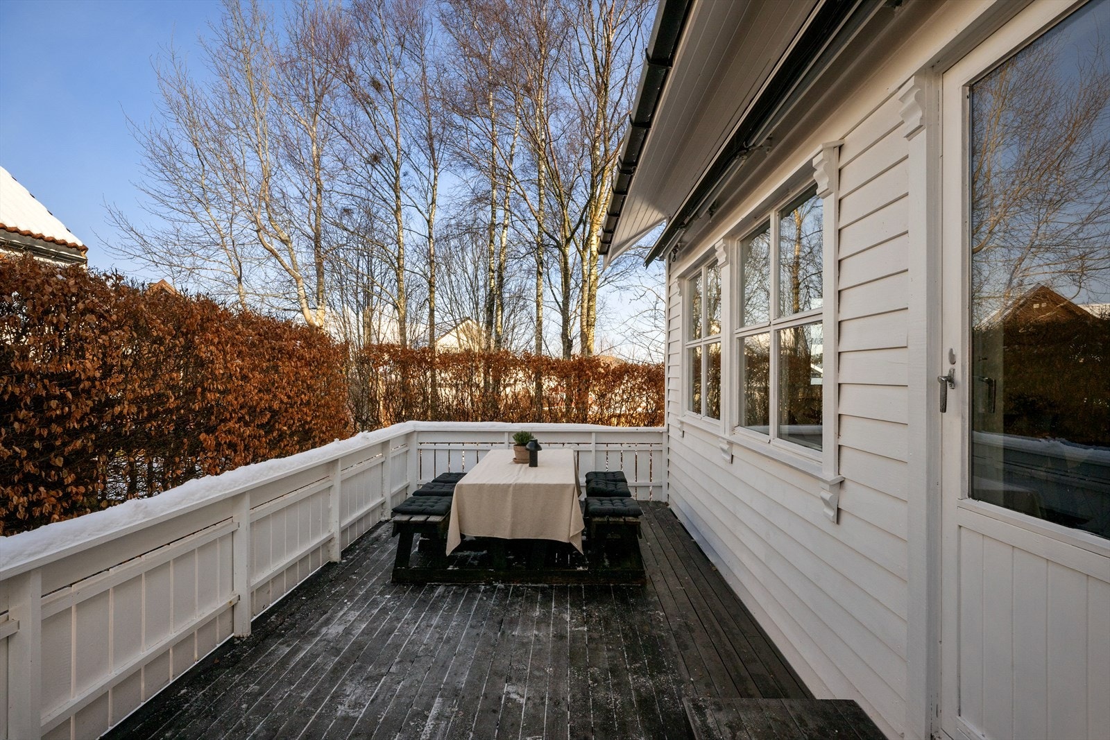 Innrammet av høye gjerder og beplantning som gir godt med privatliv. Galleribilde