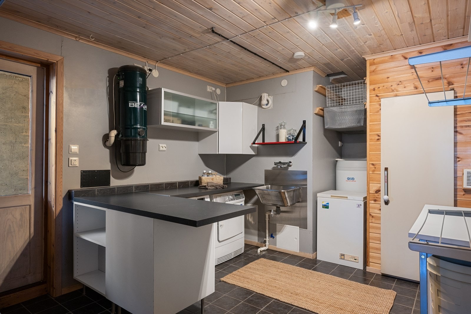 Veggene har malte plater, og taket er kledd i panel. Galleribilde