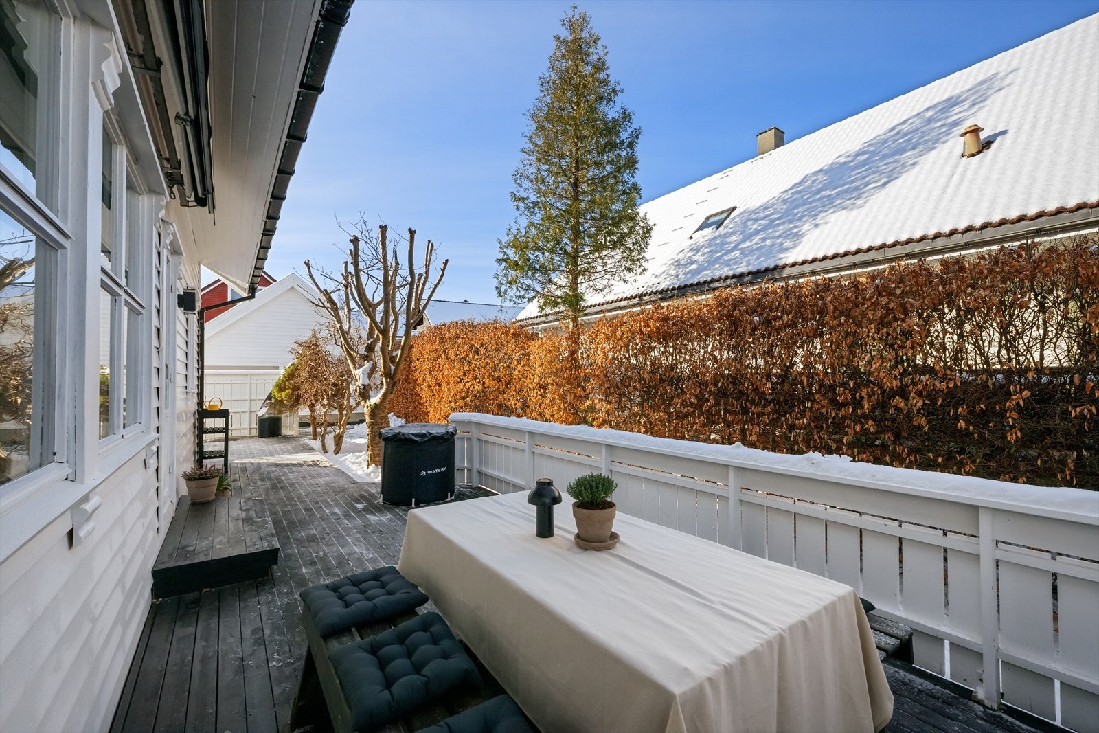 Området er pent opparbeidet med steinlagte stier, bed, plen og terrasser som innbyr til både avslapning og sosialt samvær. Galleribilde