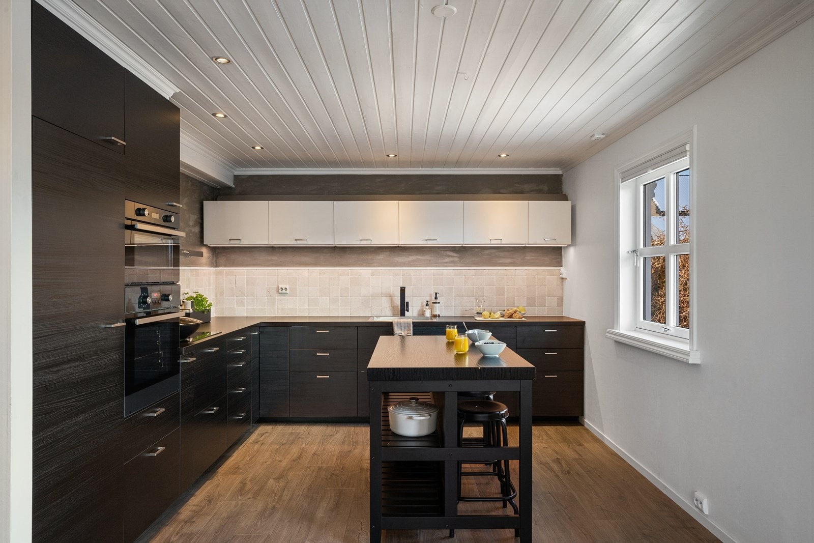 Her finner du integrerte hvitevarer som kjøleskap, oppvaskmaskin, stekeovn, induksjonstopp og mikro. Galleribilde