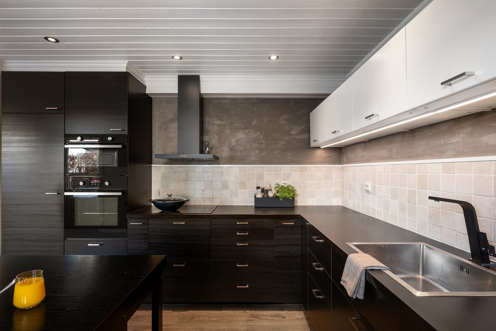 Benkeplaten i laminat gir både slitestyrke og et pent uttrykk. Galleribilde