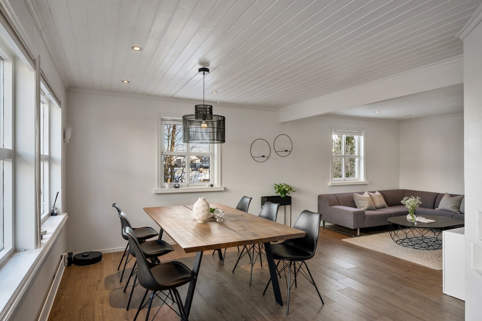 I stuen er det godt med plass til både spisegruppe og sofahjørne. Galleribilde