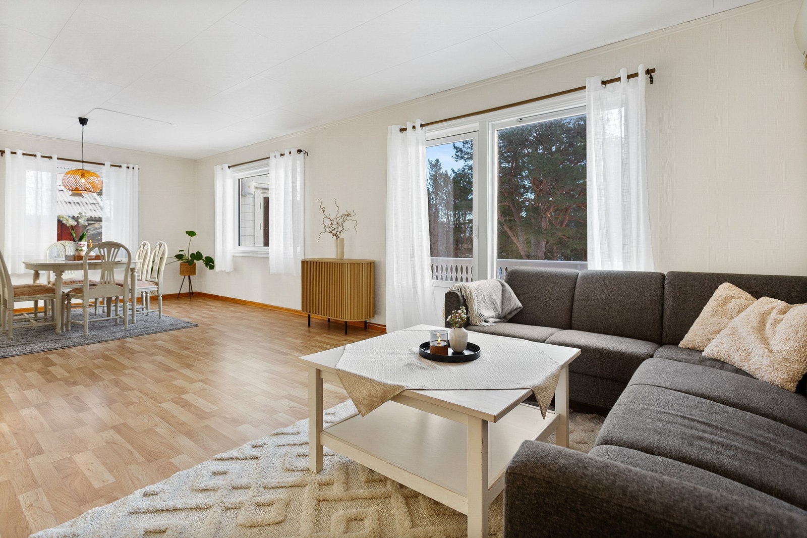 Stue - 29 kvm. Holdt i lyse, nøytrake farger. Galleribilde