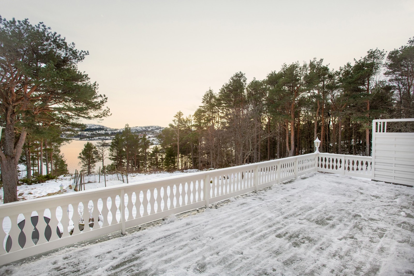 Fra stuen er det utgang til romslig terrasse! Galleribilde