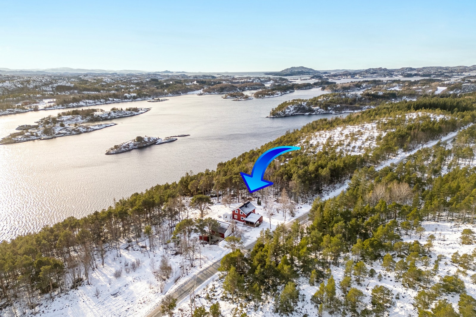 Det er ca 10,9 km vestover til Rørvik sentrum og fasiliteter i og rundt sentrum. Galleribilde
