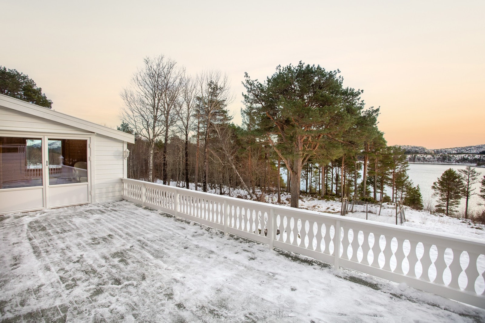 Fra terrassen er det adkomst inn til innebygd altan på ca 10 kvm. Galleribilde