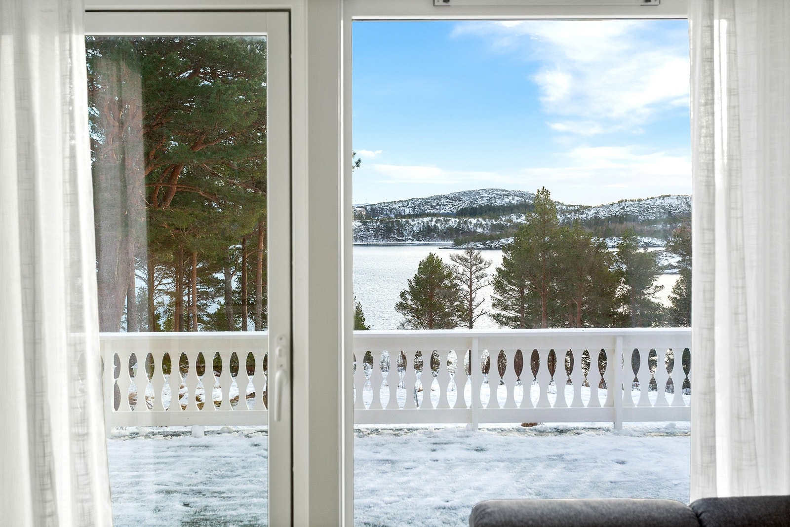 Fra stuen kan man nyte vakker utsikt til sjøen! Galleribilde
