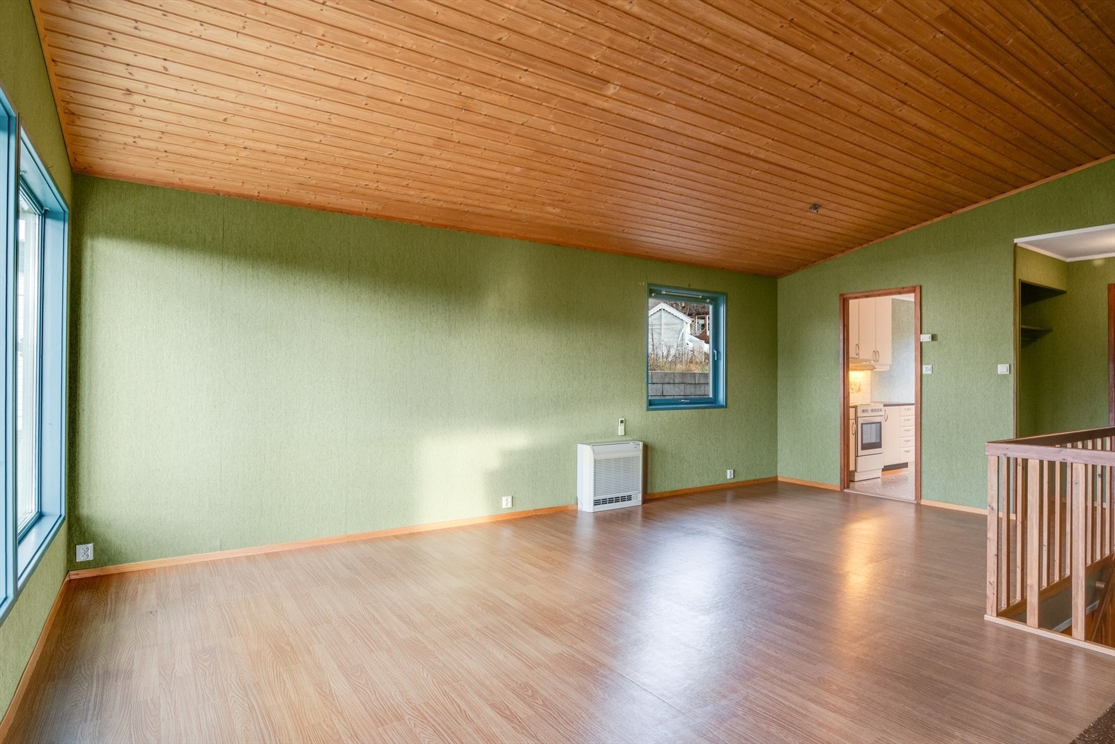 Stuen har god plass til stuemøblement Galleribilde