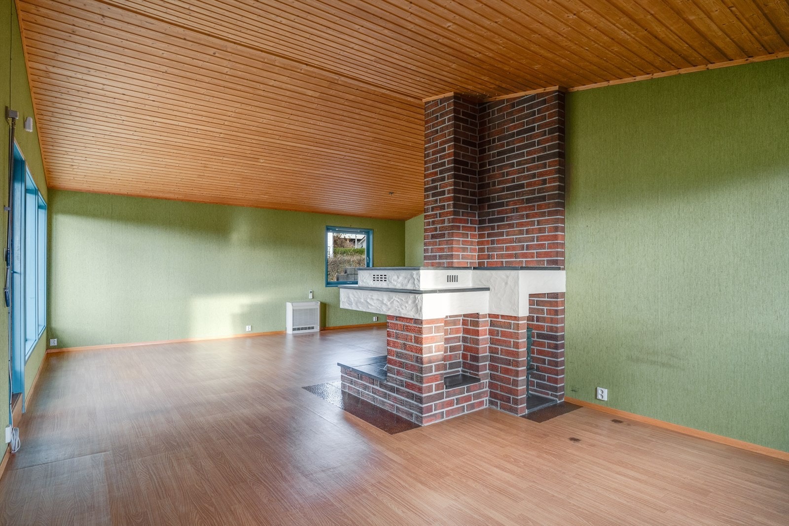 Stuen tilbyr peis og varmepumpe (må byttes/repareres) Galleribilde