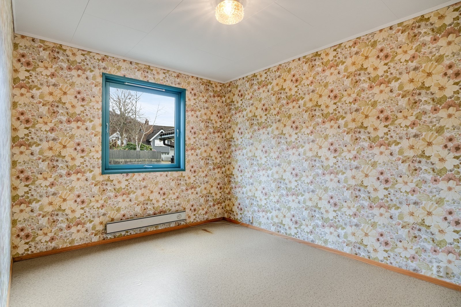 Boligen har 3 soverom med plass til seng, nattbord og garderobe Galleribilde