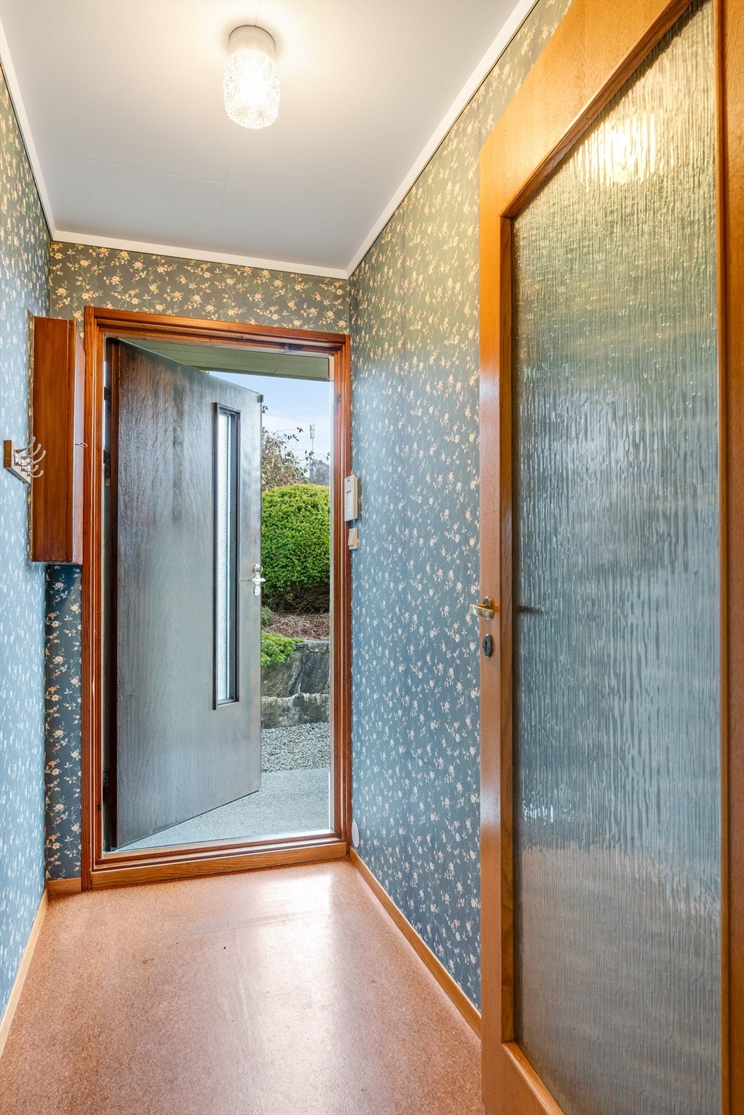 Enkel entre Galleribilde